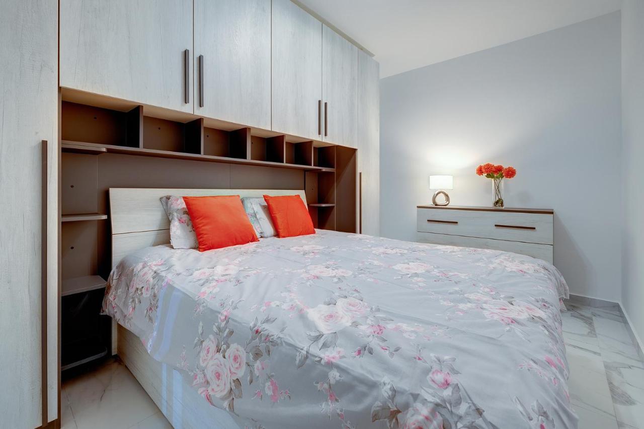 Splendid 2Br Apartment, Steps To St Georges Bay St. Julian's Exterior foto