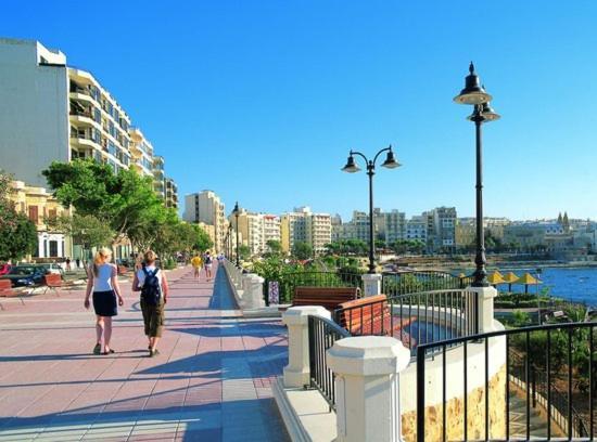Splendid 2Br Apartment, Steps To St Georges Bay St. Julian's Exterior foto